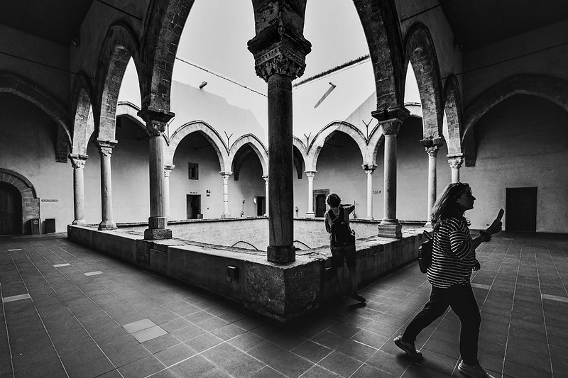 castelo com pessoas dentro